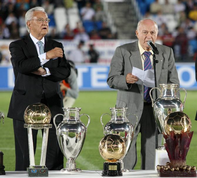 Di Stefano in versione presidente onorario del Real accanto ad alcuni dei trofei vinti da giocatore. Epa